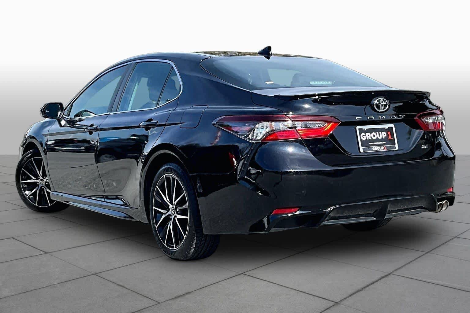 Used 2021 Toyota Camry SE w/ Cold Weather Package FWD image 12