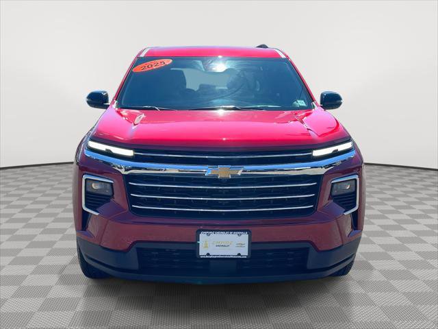 Used 2025 Chevrolet Traverse LT image 2