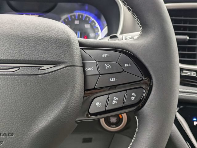 New 2027 Chrysler Pacifica Limited w/ Family Tech Group AWD/4WD image 29
