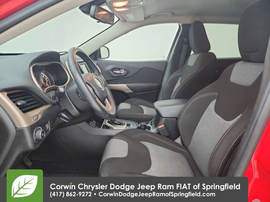 Certified 2018 Jeep Cherokee Latitude w/ Altitude Package FWD image 18
