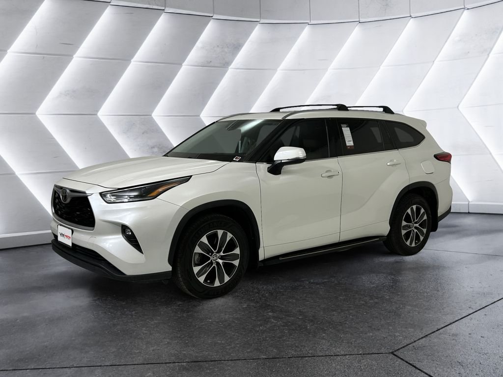Used 2021 Toyota Highlander XLE FWD image 3