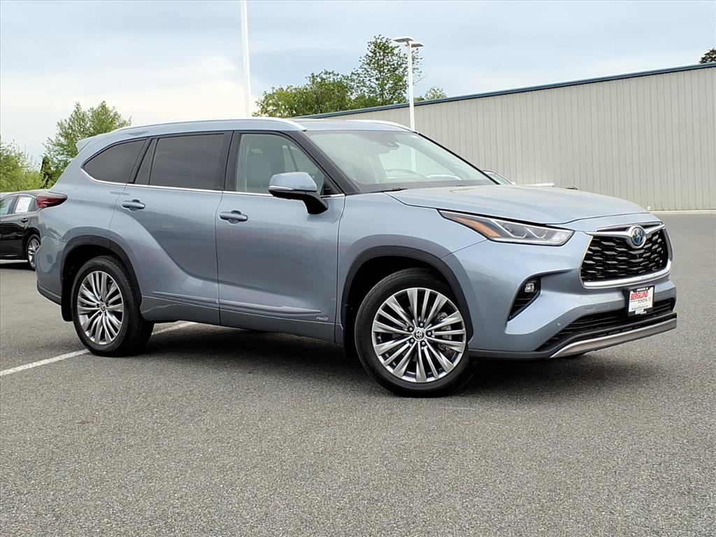 Used 2024 Toyota Highlander Platinum AWD/4WD image 2