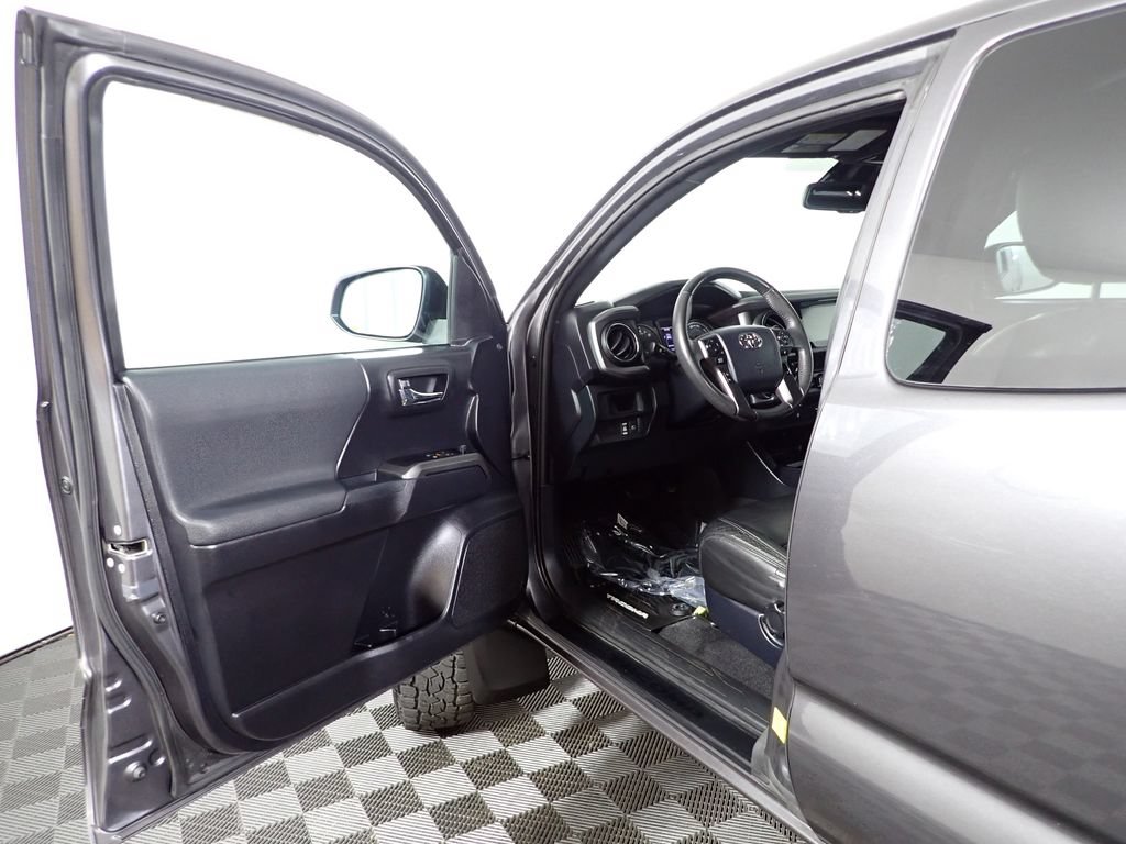 Used 2019 Toyota Tacoma TRD Off-Road AWD/4WD image 18