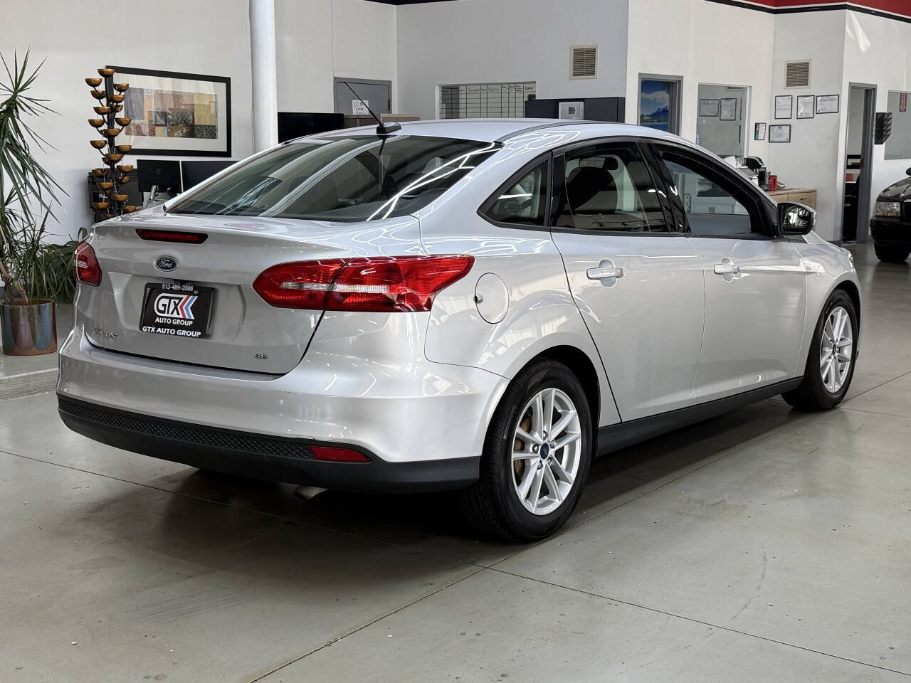Used 2017 Ford Focus SE FWD image 2