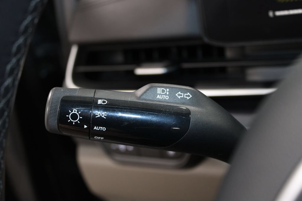 Used 2025 Kia Carnival FWD image 23