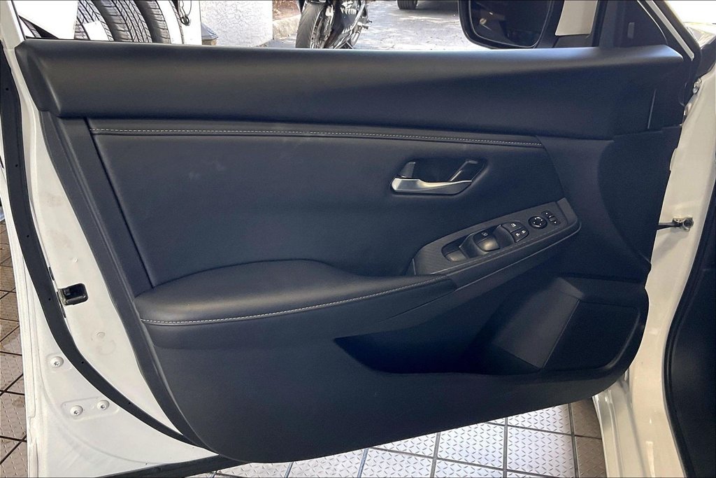 Used 2025 Nissan Sentra SV FWD image 2