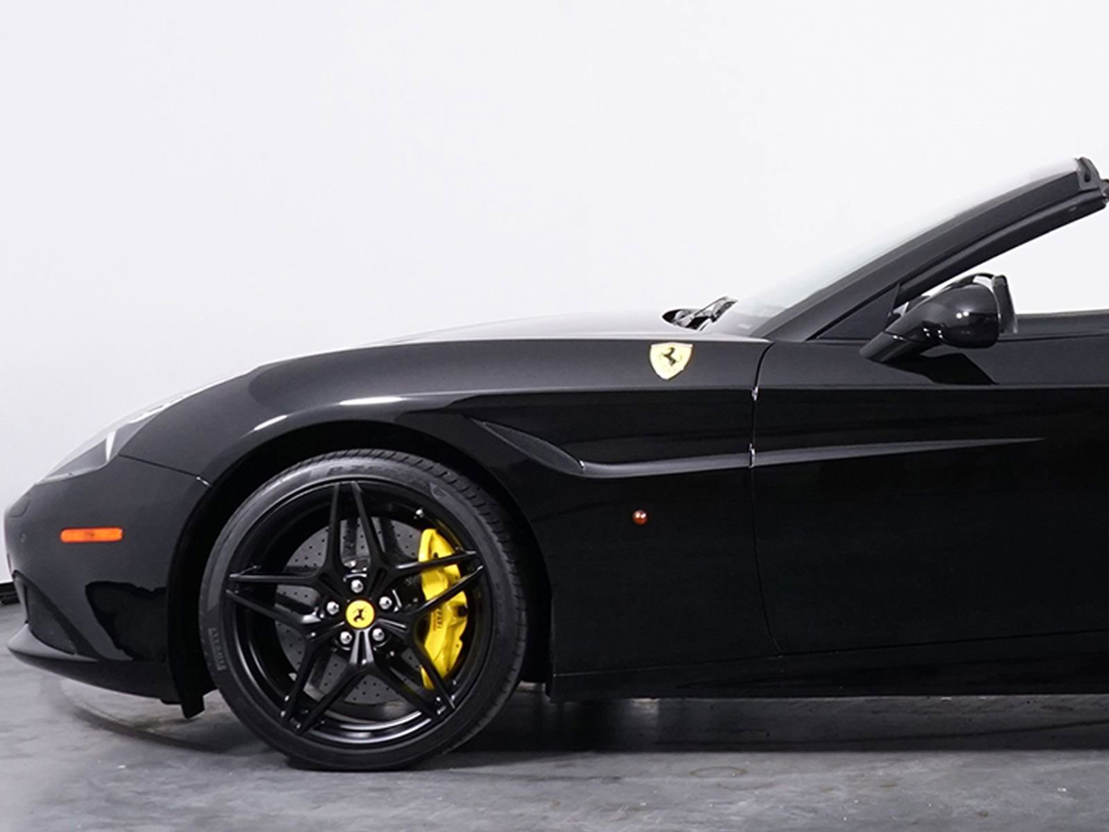 Used 2016 Ferrari California T image 14