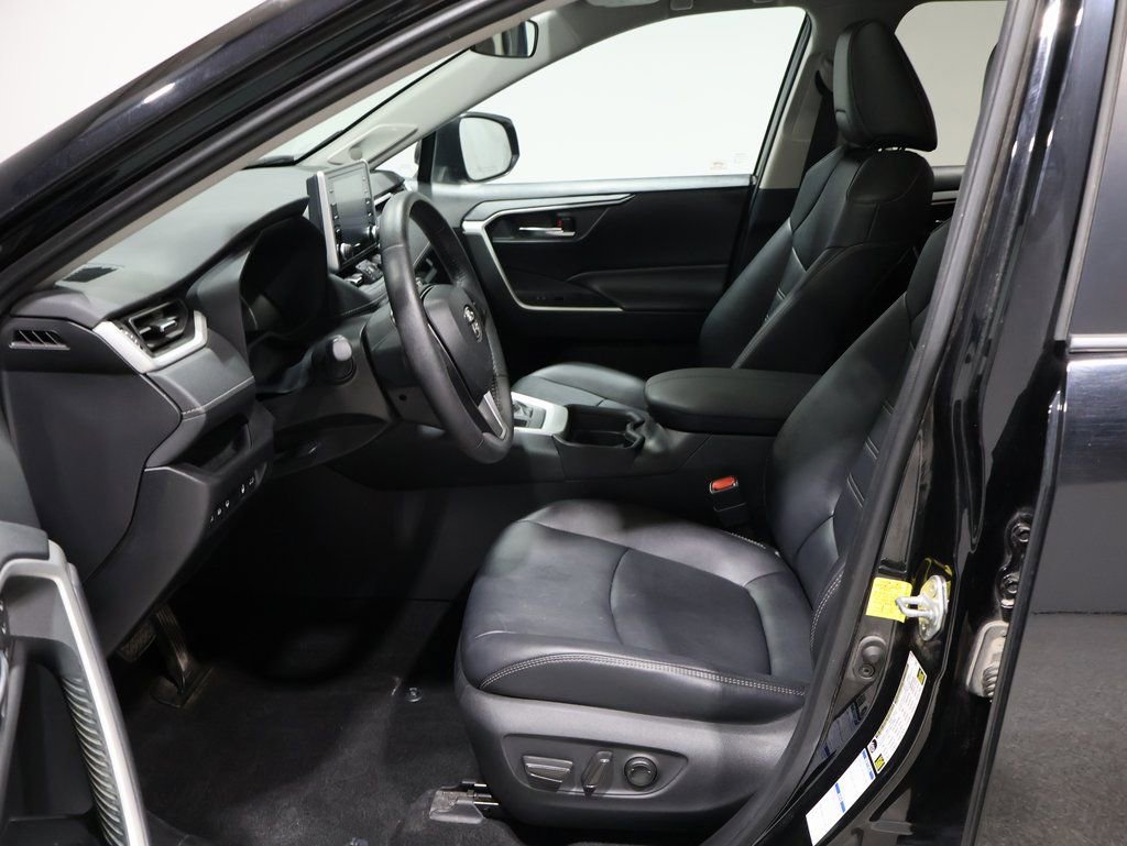 Used 2021 Toyota RAV4 XLE Premium image 11