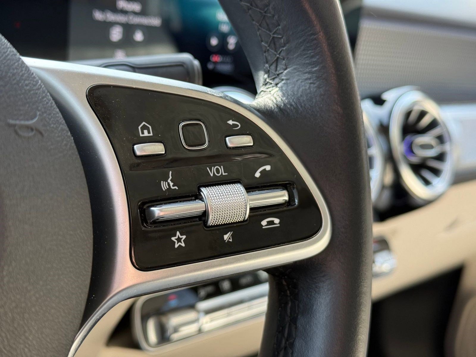 Used 2022 Mercedes-Benz GLB 250 w/ Premium Package Lite image 28