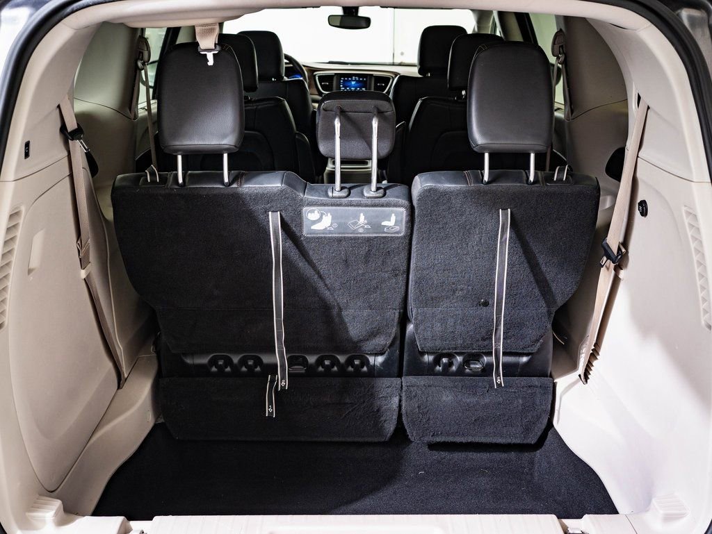 Used 2019 Chrysler Pacifica Touring-L image 16