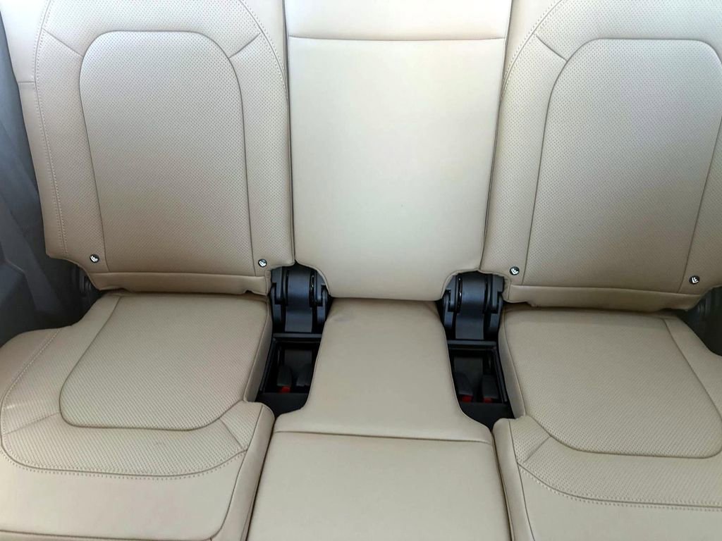 New 2025 Land Rover Defender 130 X-Dynamic SE image 13