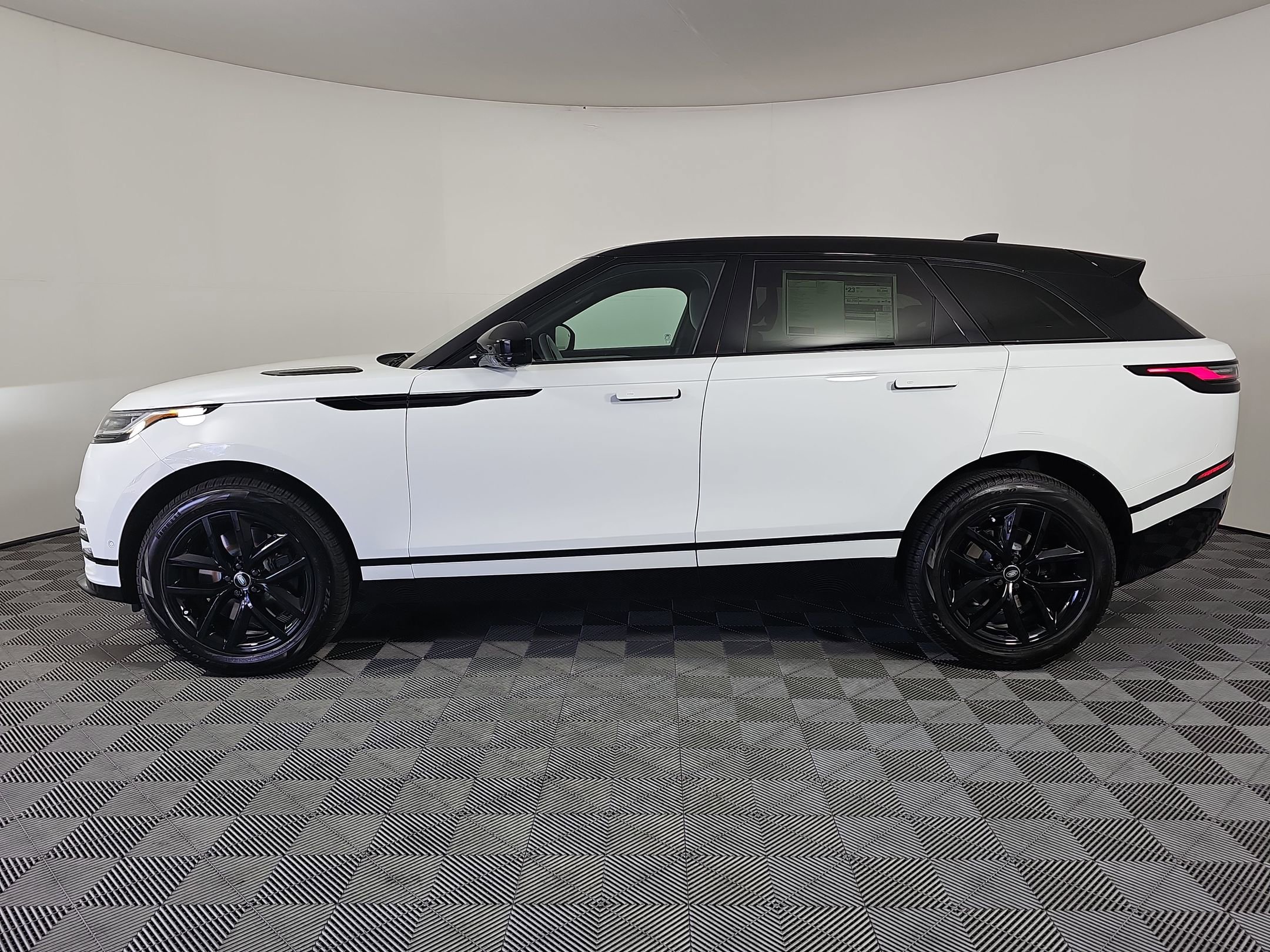 New 2026 Land Rover Range Rover Velar Dynamic SE image 2