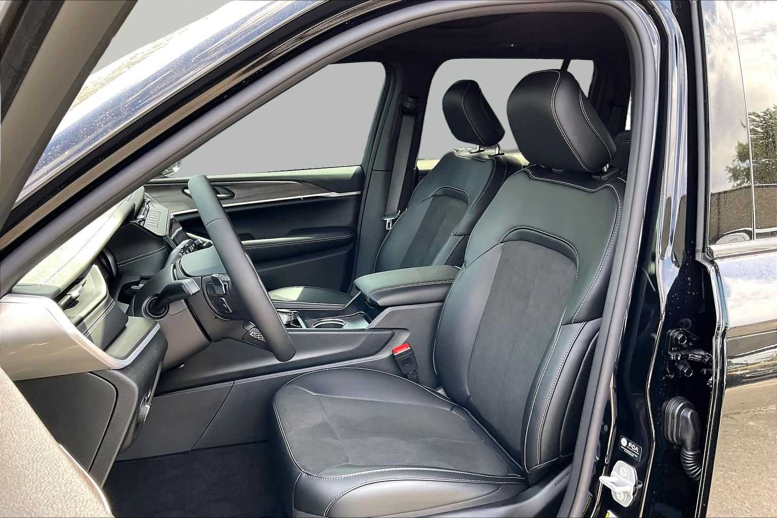 New 2026 Jeep Grand Cherokee Altitude RWD image 7