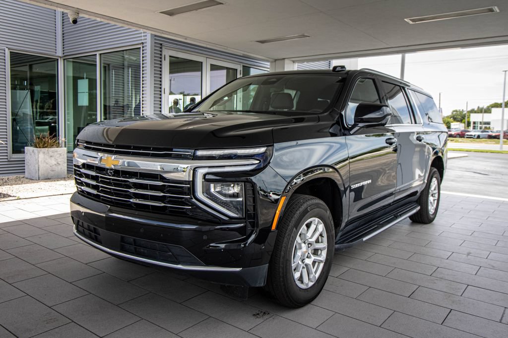 Used 2025 Chevrolet Suburban LT RWD image 9