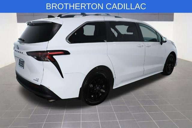 Used 2024 Toyota Sienna LE AWD/4WD image 7