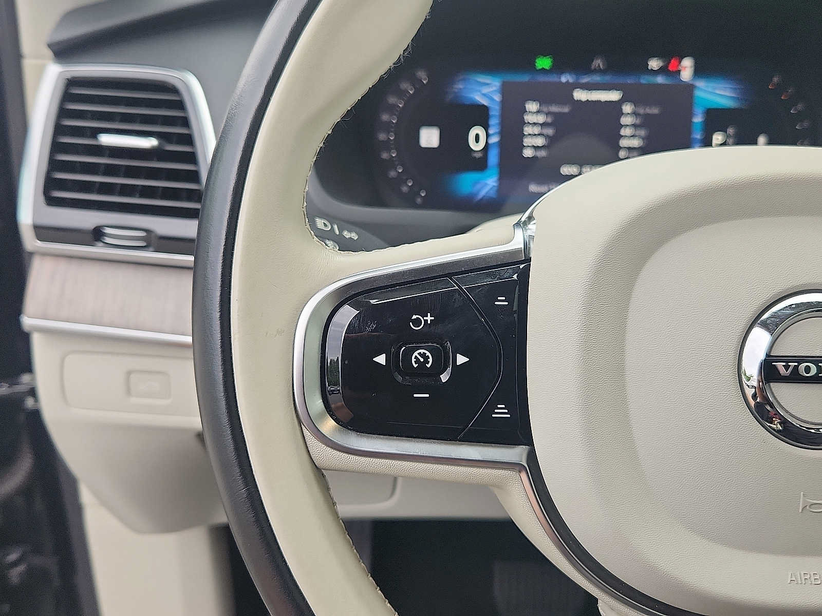 Certified 2024 Volvo XC90 B5 Plus w/ Protection Package Premier AWD/4WD image 20