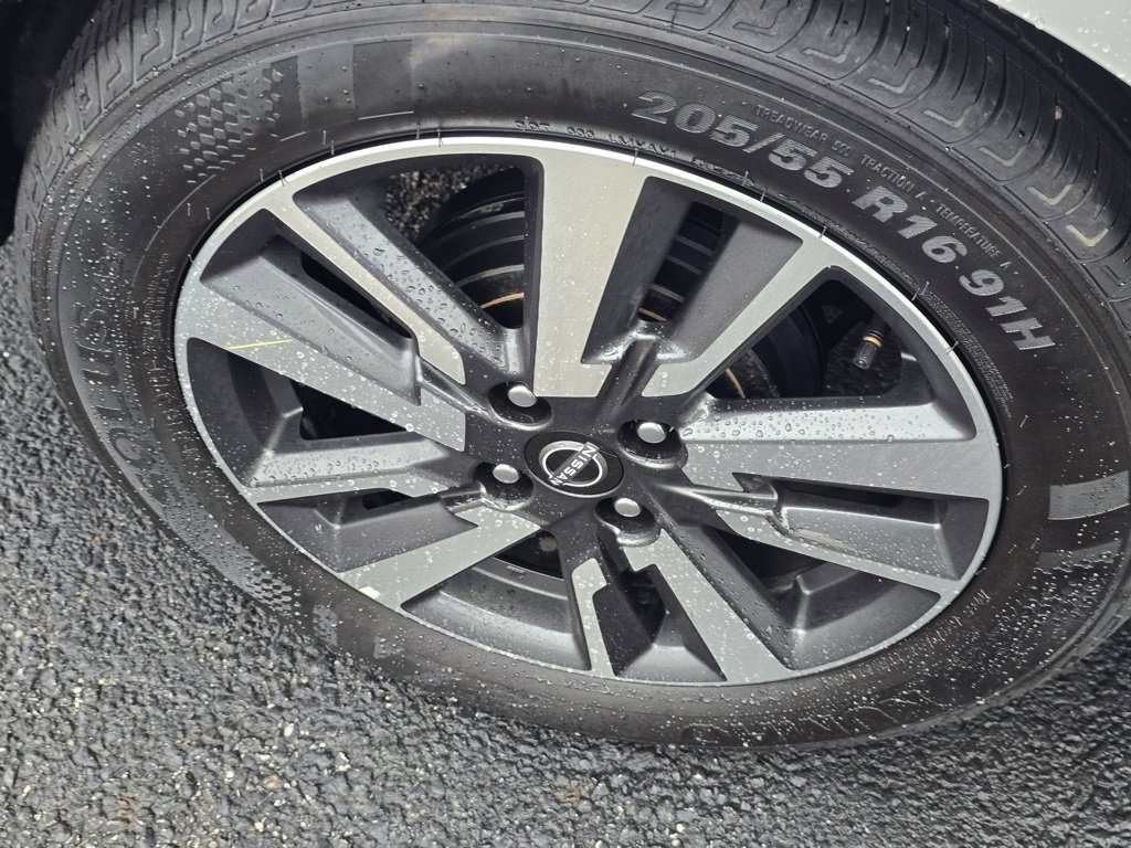 Used 2025 Nissan Versa SV image 24