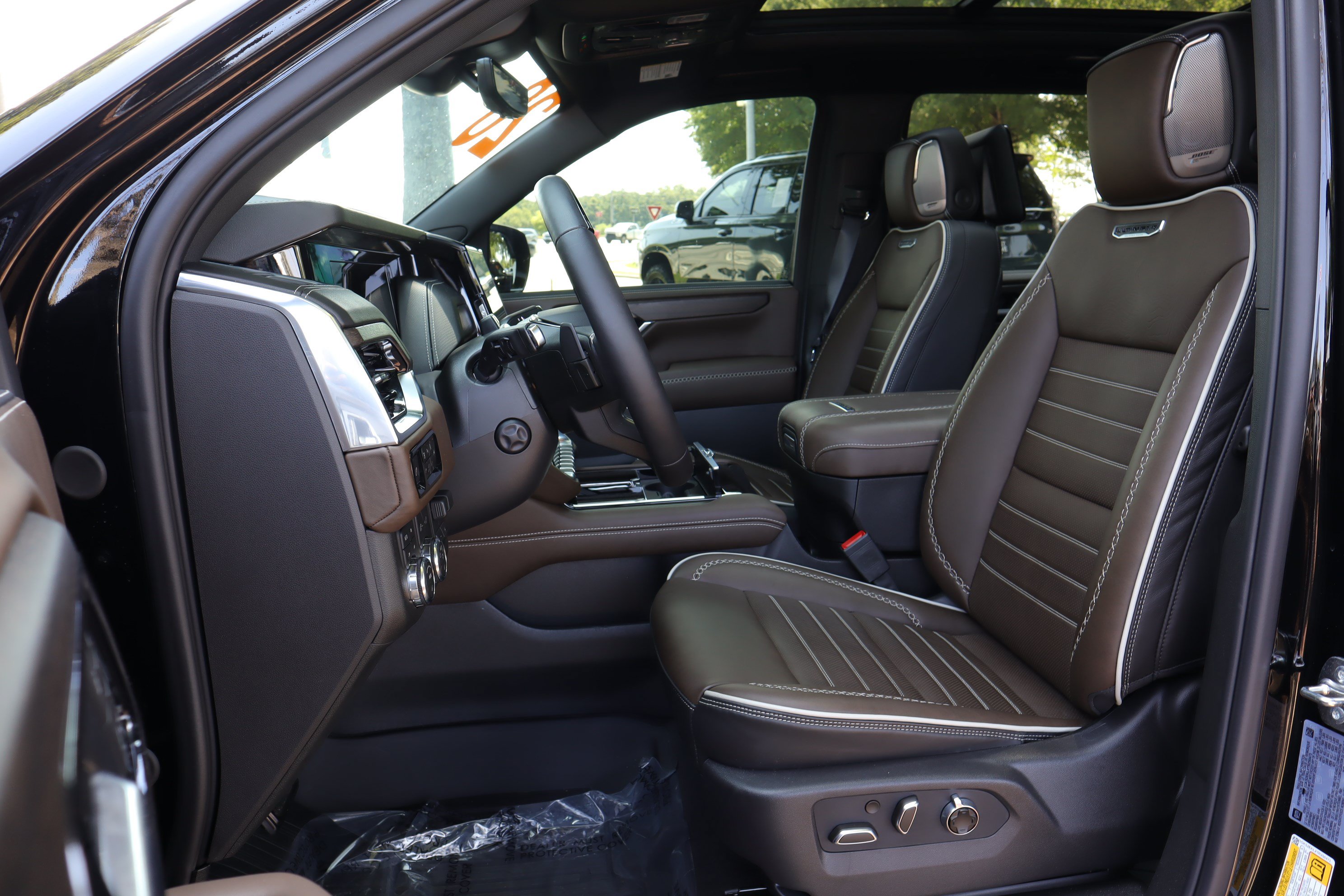 Used 2026 GMC Yukon Denali Ultimate w/ LPO, Floor Liner Package AWD/4WD image 9