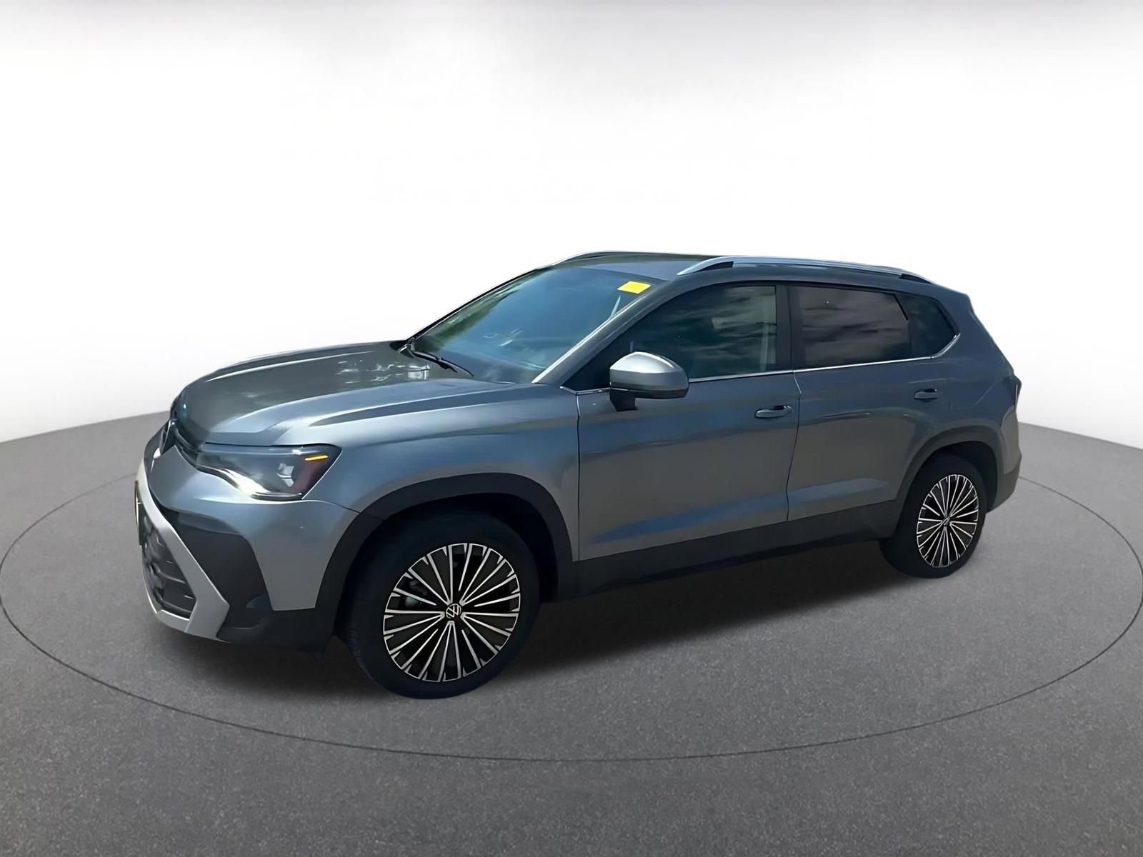 Used 2025 Volkswagen Taos SE FWD image 8