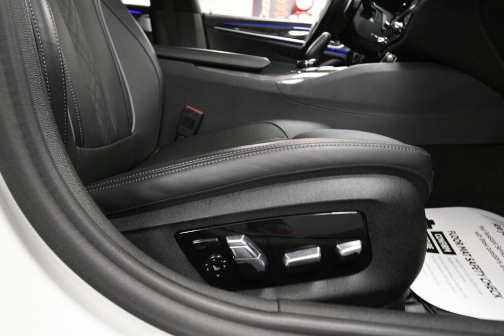 Used 2022 BMW M550i xDrive w/ Executive Package image 29