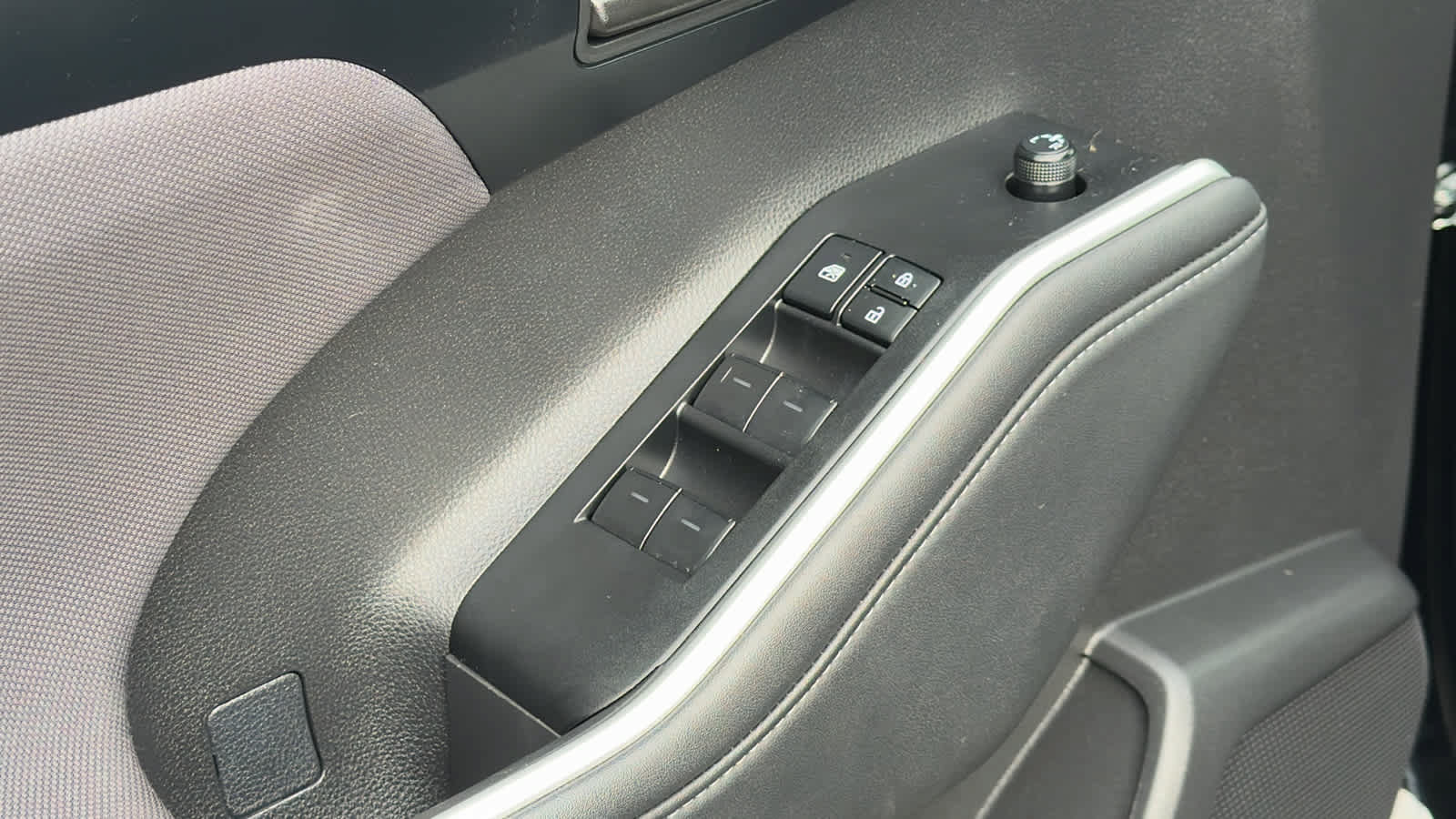 Used 2025 Toyota Highlander LE FWD image 22