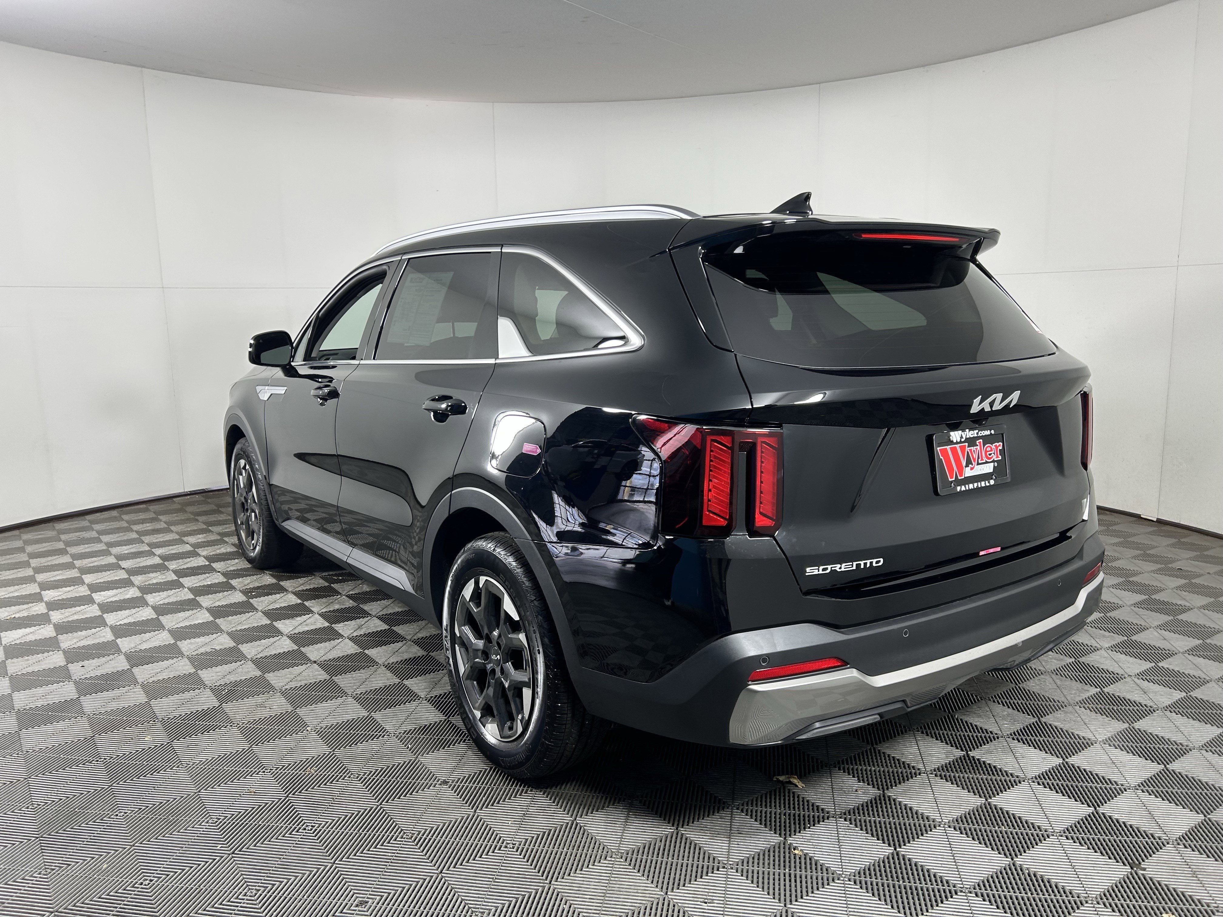 Used 2025 Kia Sorento S w/ Panoramic Sunroof Package image 14