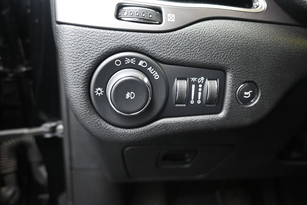 Used 2022 Jeep Cherokee Limited AWD/4WD image 22