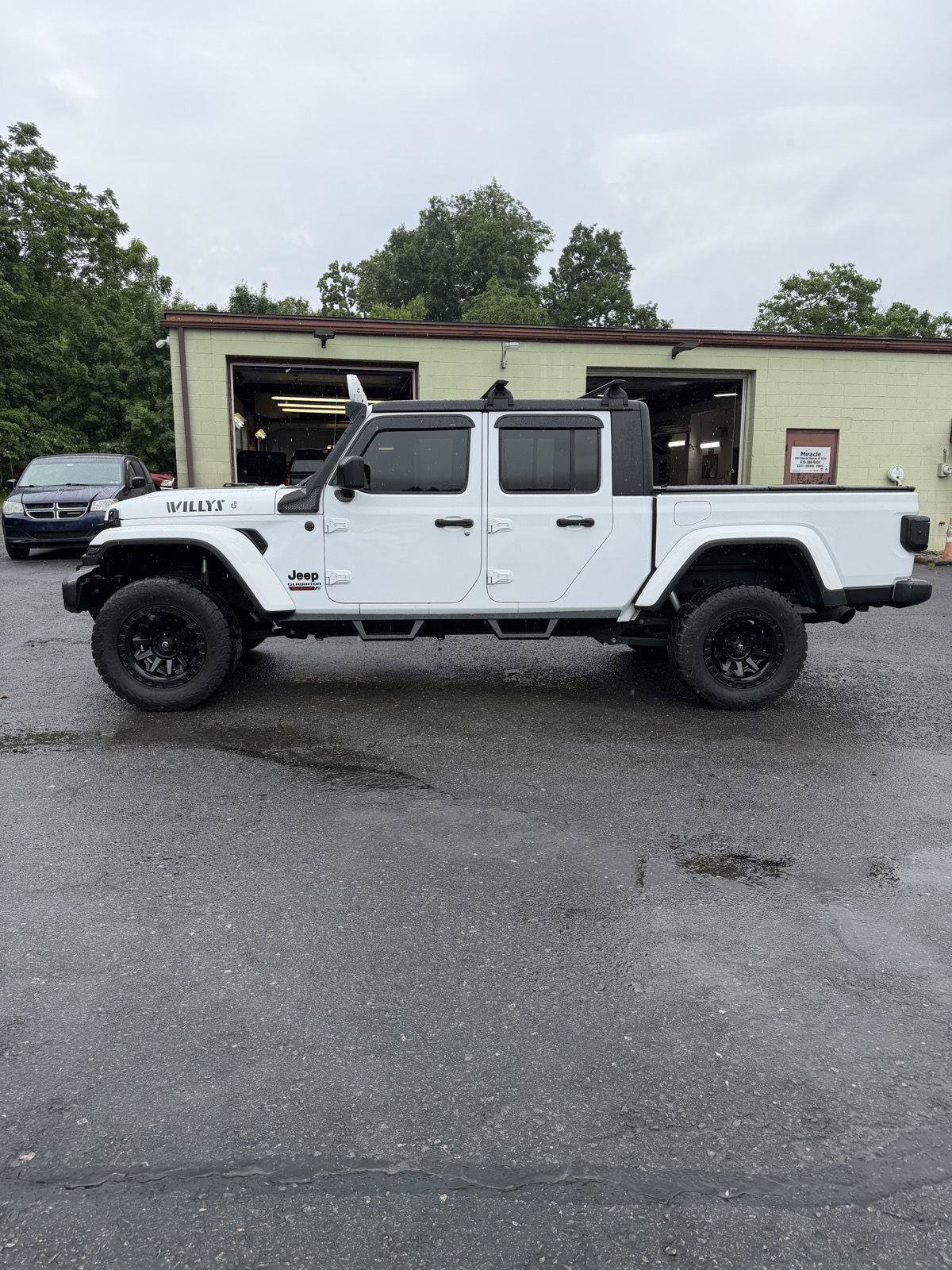 Used 2022 Jeep Gladiator Sport AWD/4WD image 6