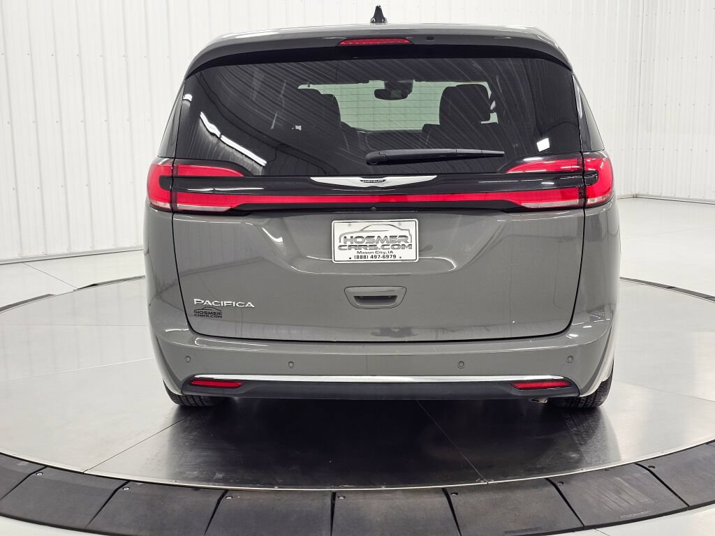 Used 2025 Chrysler Pacifica Select FWD image 4