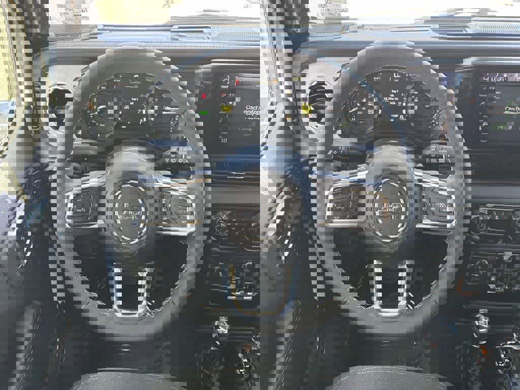 Used 2025 Jeep Wrangler Sahara image 12