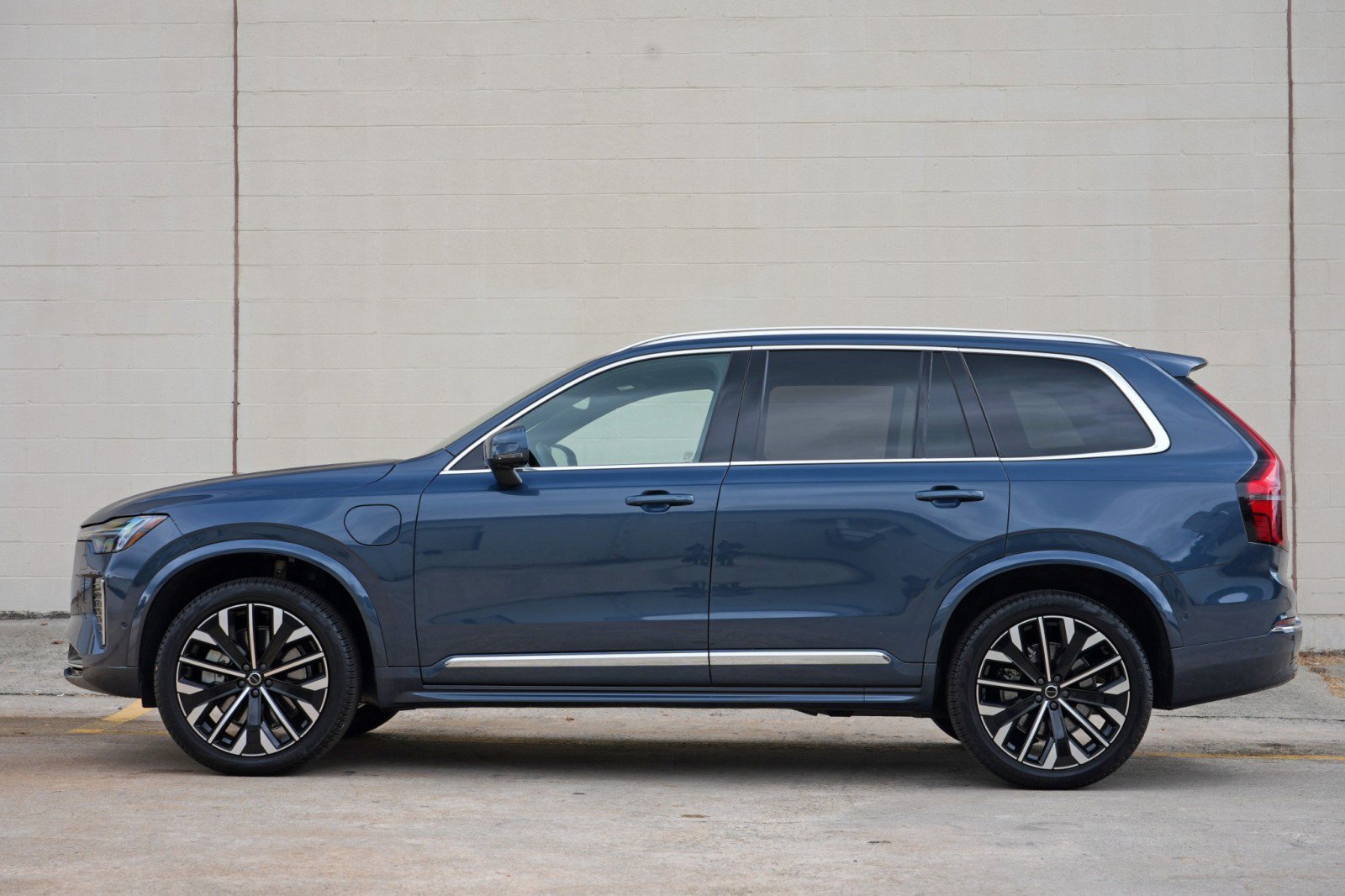 Used 2025 Volvo XC90 T8 Plus w/ Protection Package Premier AWD/4WD image 9