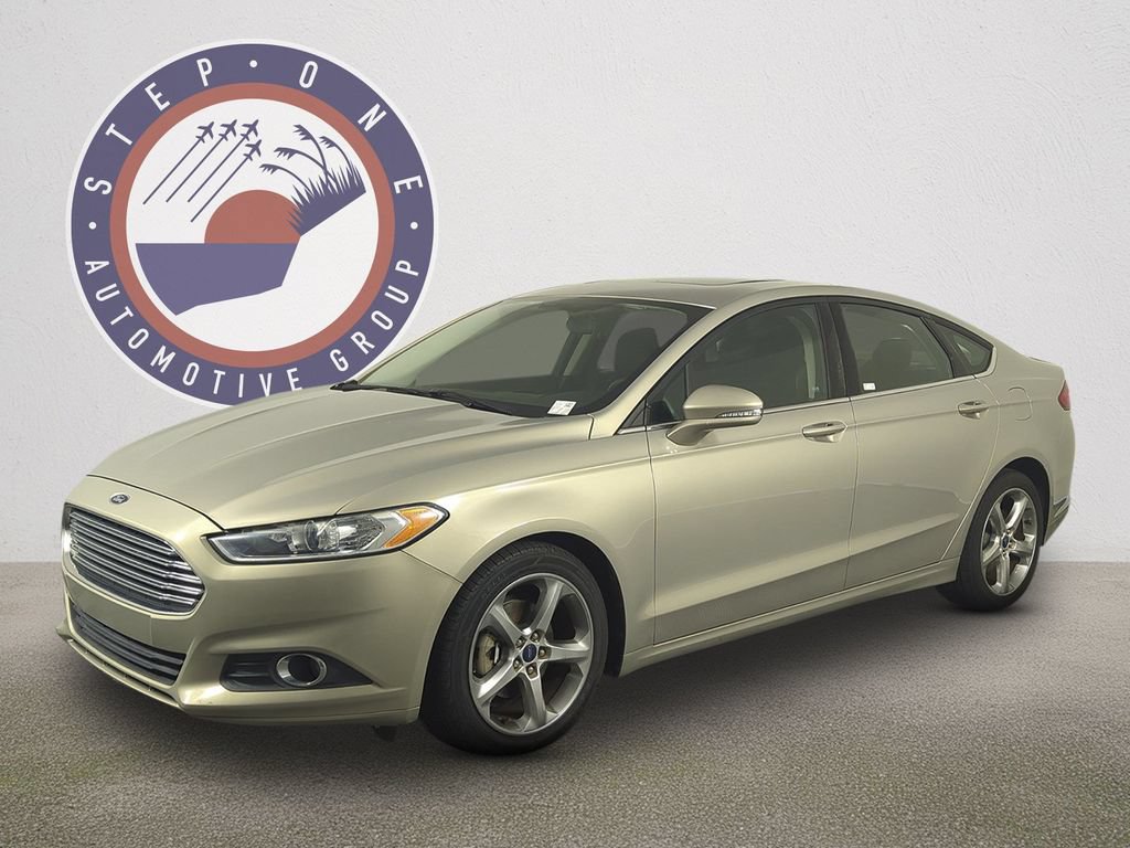 Used 2015 Ford Fusion SE w/ Equipment Group 201A FWD image 2