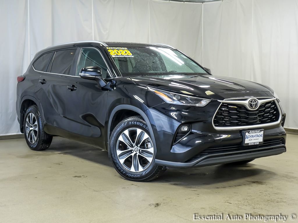 Used 2023 Toyota Highlander XLE AWD/4WD image 2