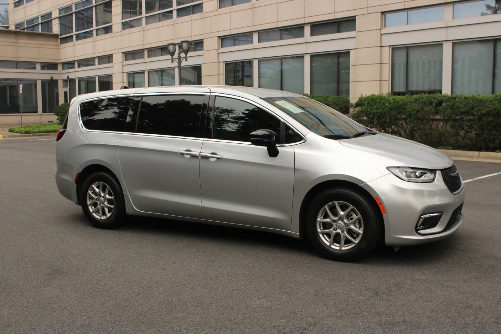 Used 2026 Chrysler Pacifica Select FWD image 2