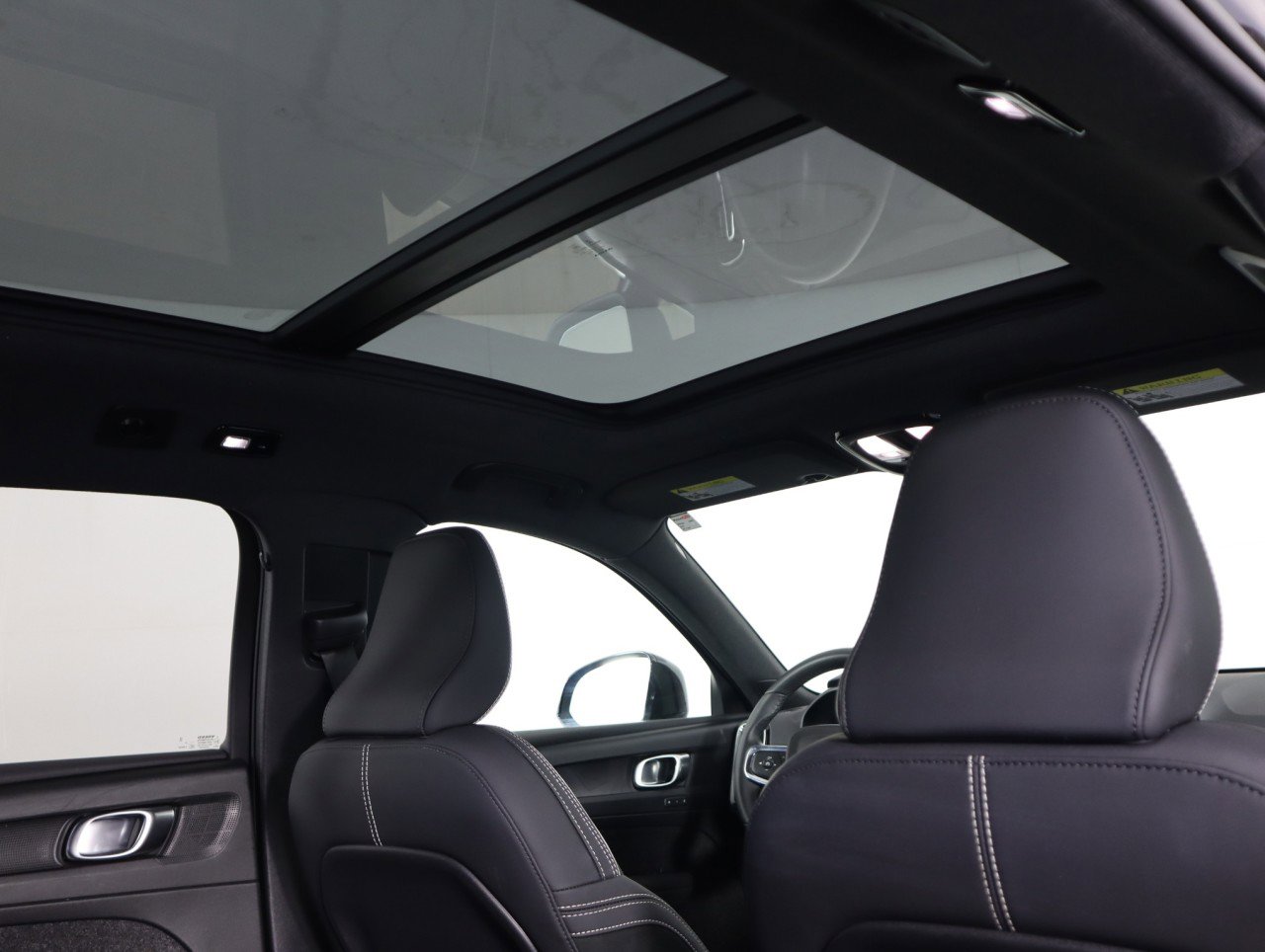 Used 2023 Volvo XC40 Recharge Plus image 17