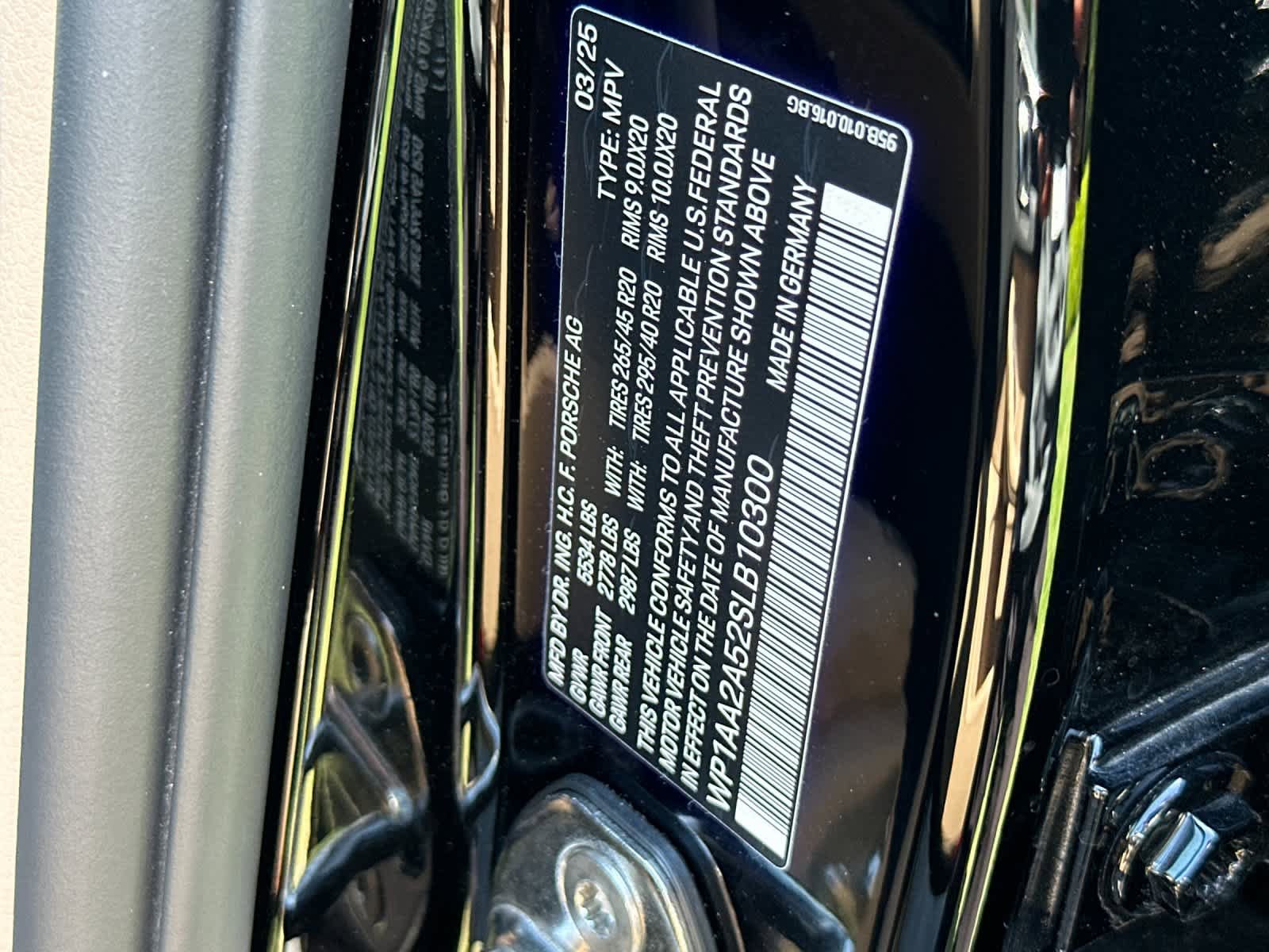 Certified 2025 Porsche Macan AWD/4WD image 33