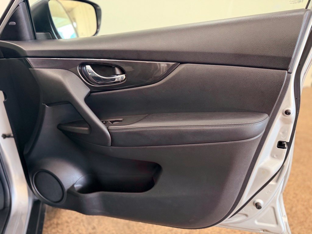 Used 2018 Nissan Rogue SV AWD/4WD image 18