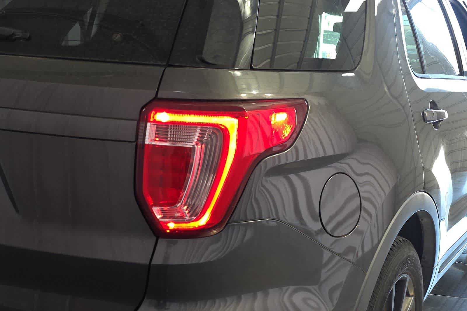 Used 2017 Ford Explorer XLT w/ Equipment Group 202A AWD/4WD image 13