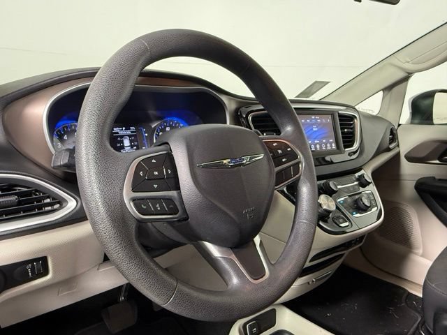 Used 2018 Chrysler Pacifica L FWD image 16
