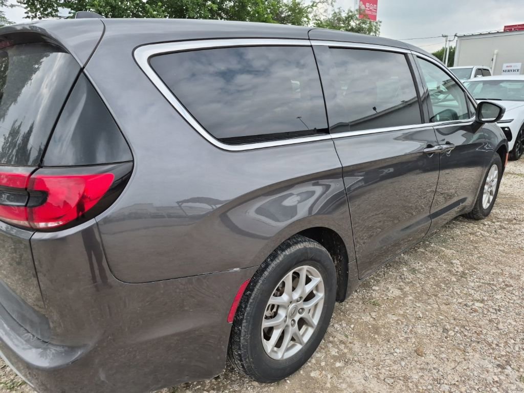 Used 2023 Chrysler Pacifica Touring-L FWD image 3