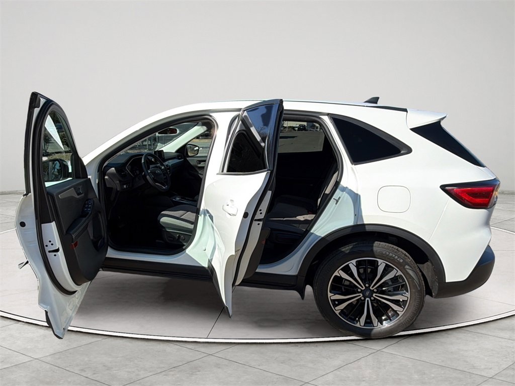 Used 2022 Ford Escape SE w/ SE Sport Appearance Package image 22