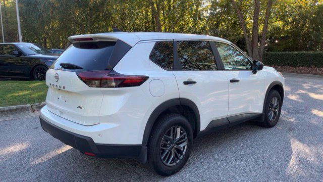 Used 2025 Nissan Rogue S AWD/4WD image 9