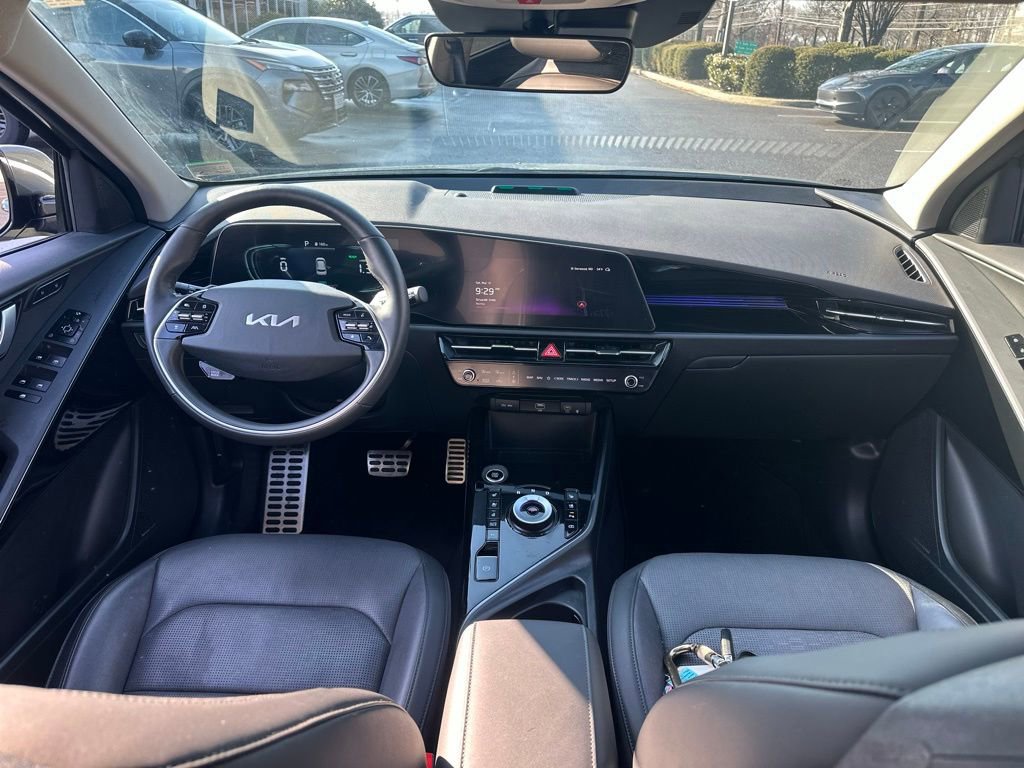Used 2024 Kia Niro SX Touring image 8