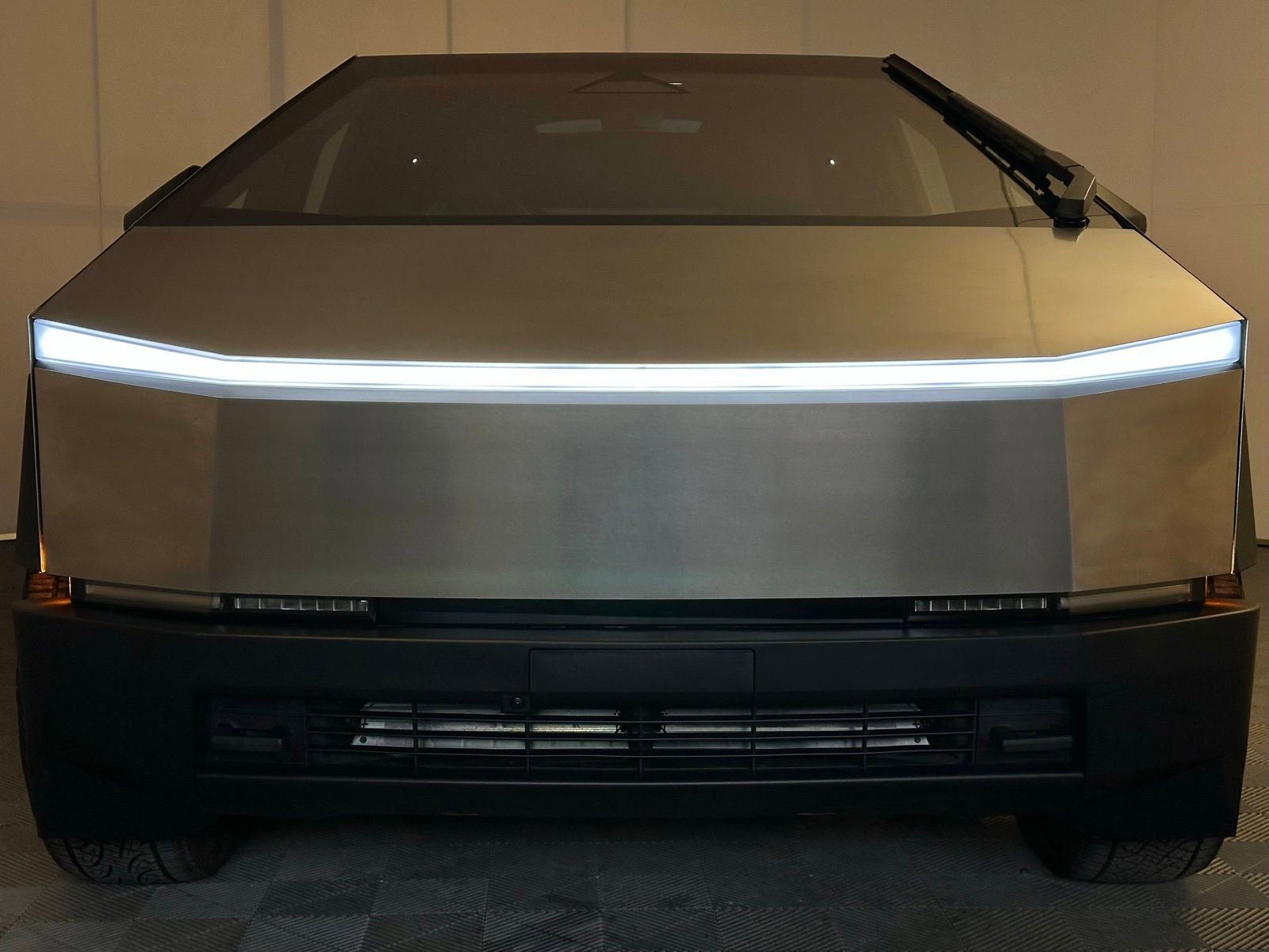 Used 2025 Tesla Cybertruck AWD Crew Cab image 26