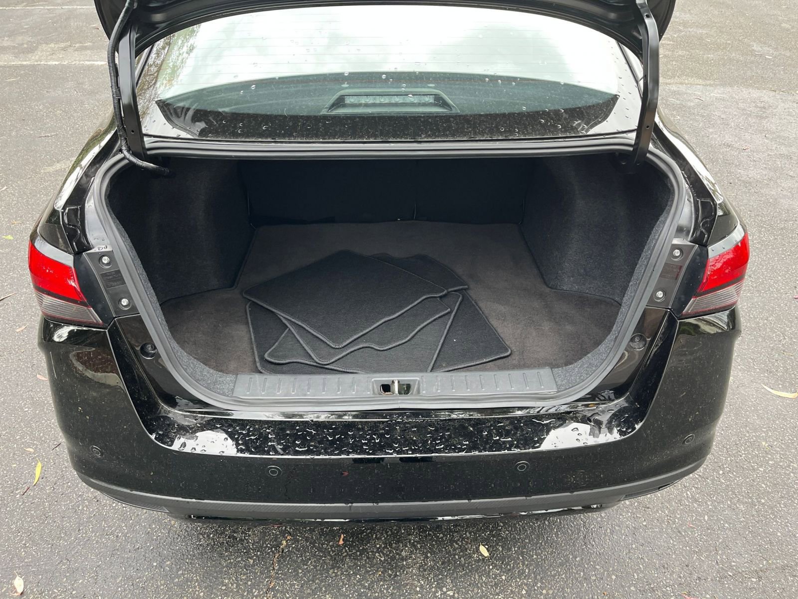 Used 2025 Nissan Versa SV image 29