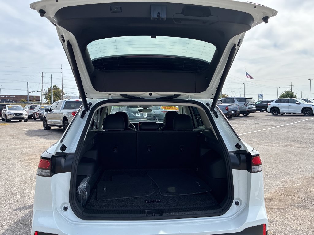 Used 2025 Volkswagen Tiguan SE AWD/4WD image 19