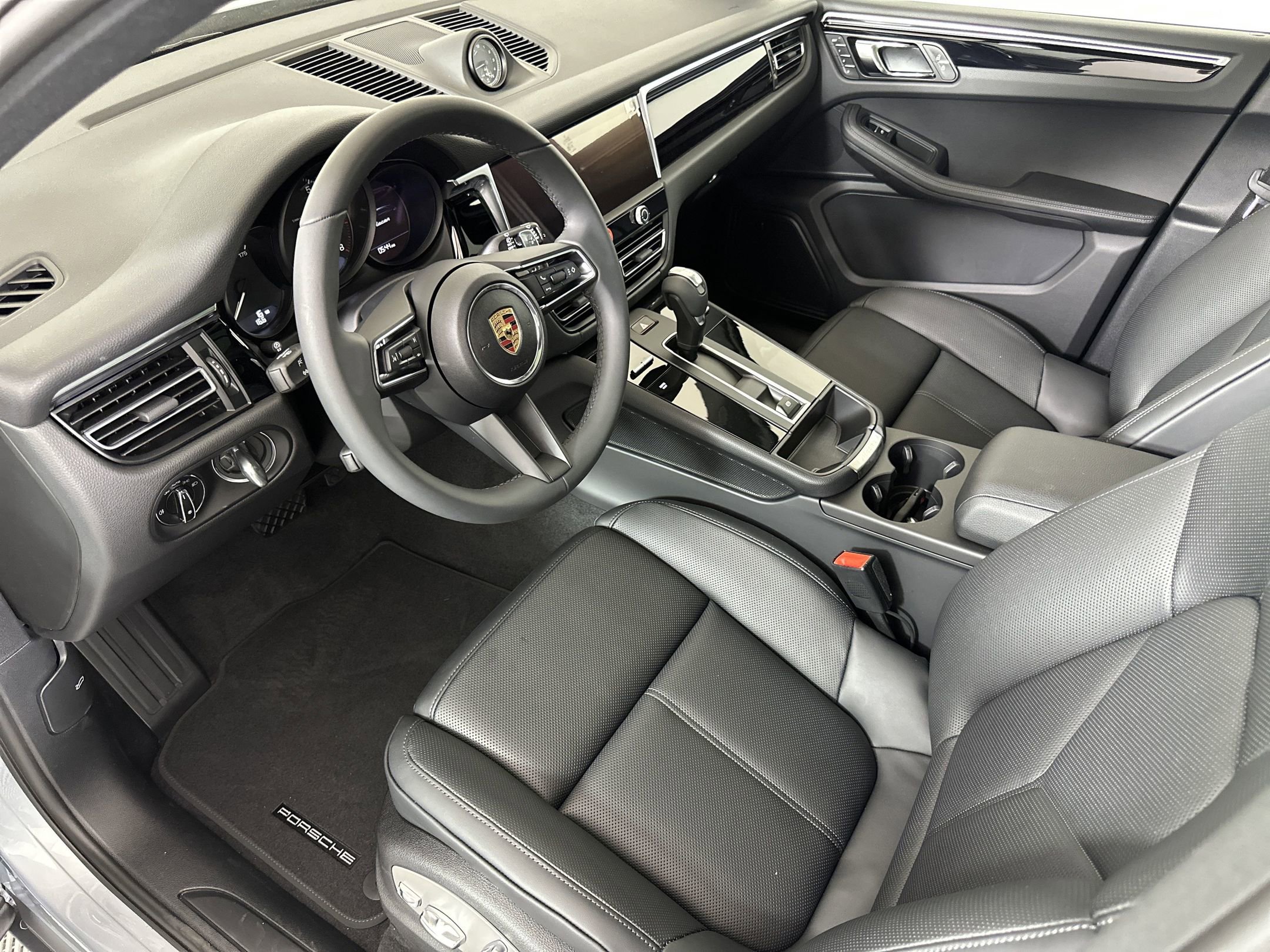 Certified 2025 Porsche Macan image 4