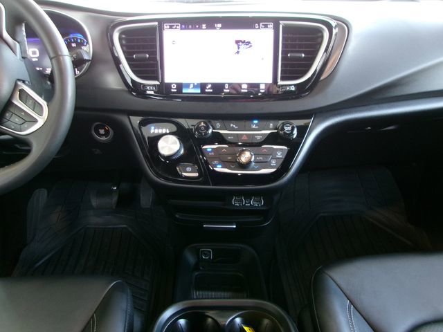 Used 2025 Chrysler Pacifica Select image 14