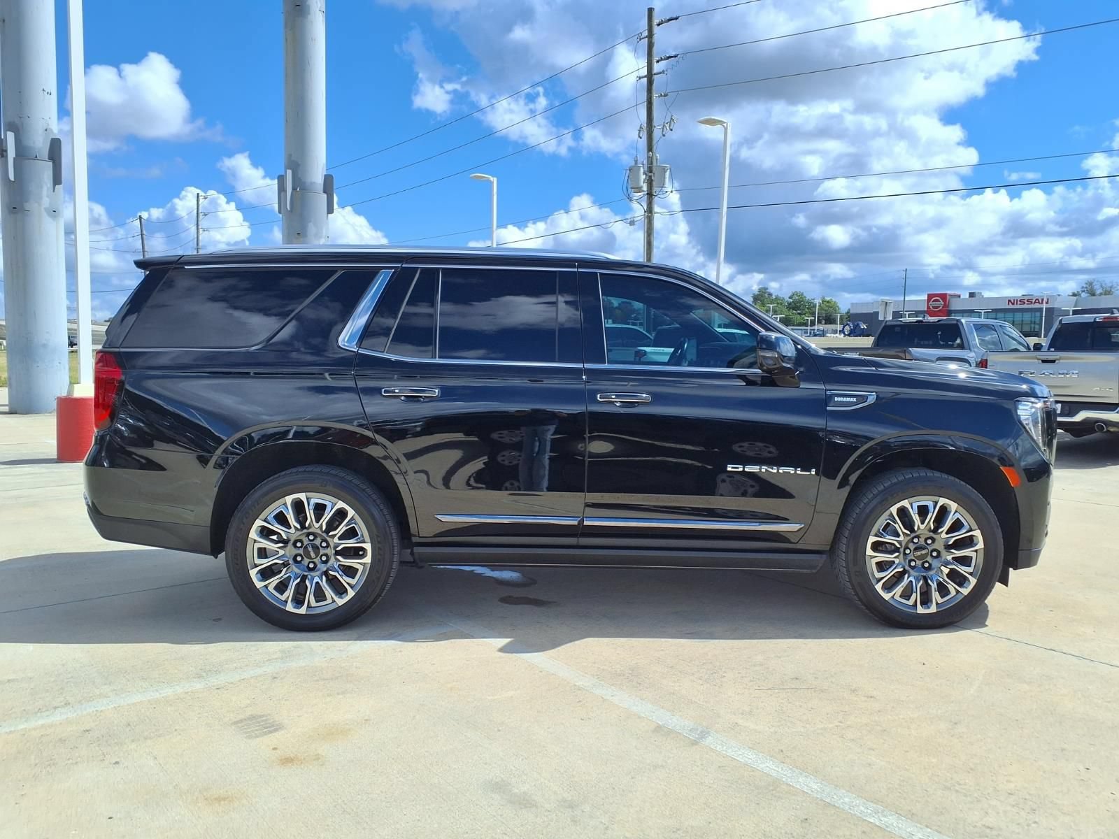 Used 2023 GMC Yukon Denali Ultimate AWD/4WD image 5