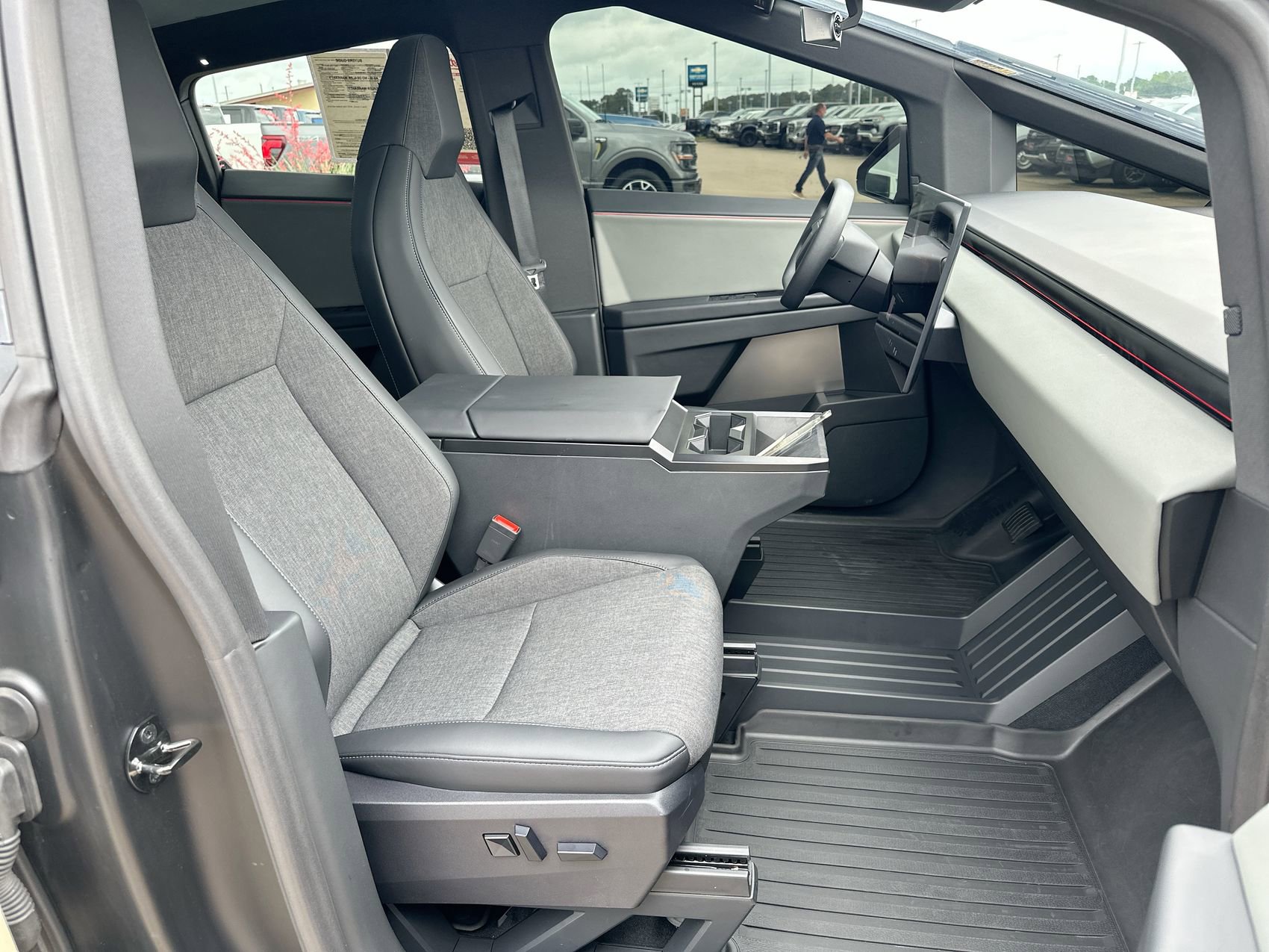 Used 2025 Tesla Cybertruck 2WD Crew Cab image 25
